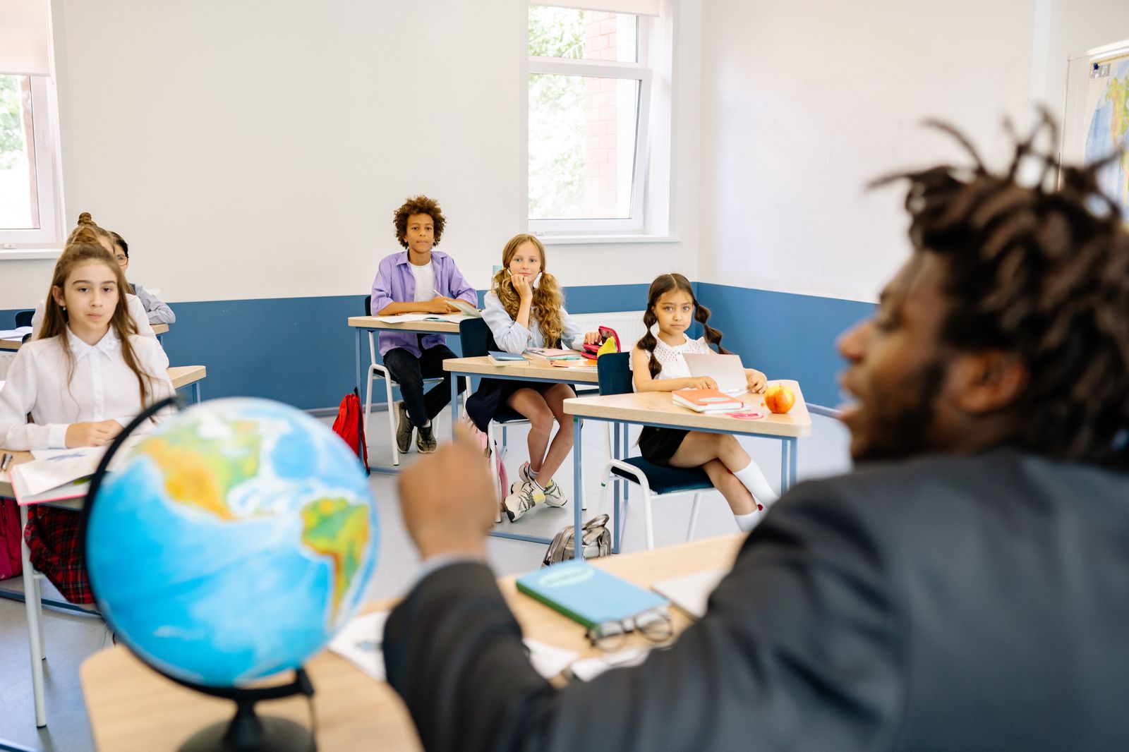 Illustrative image: participation and listening in an educational workshop.