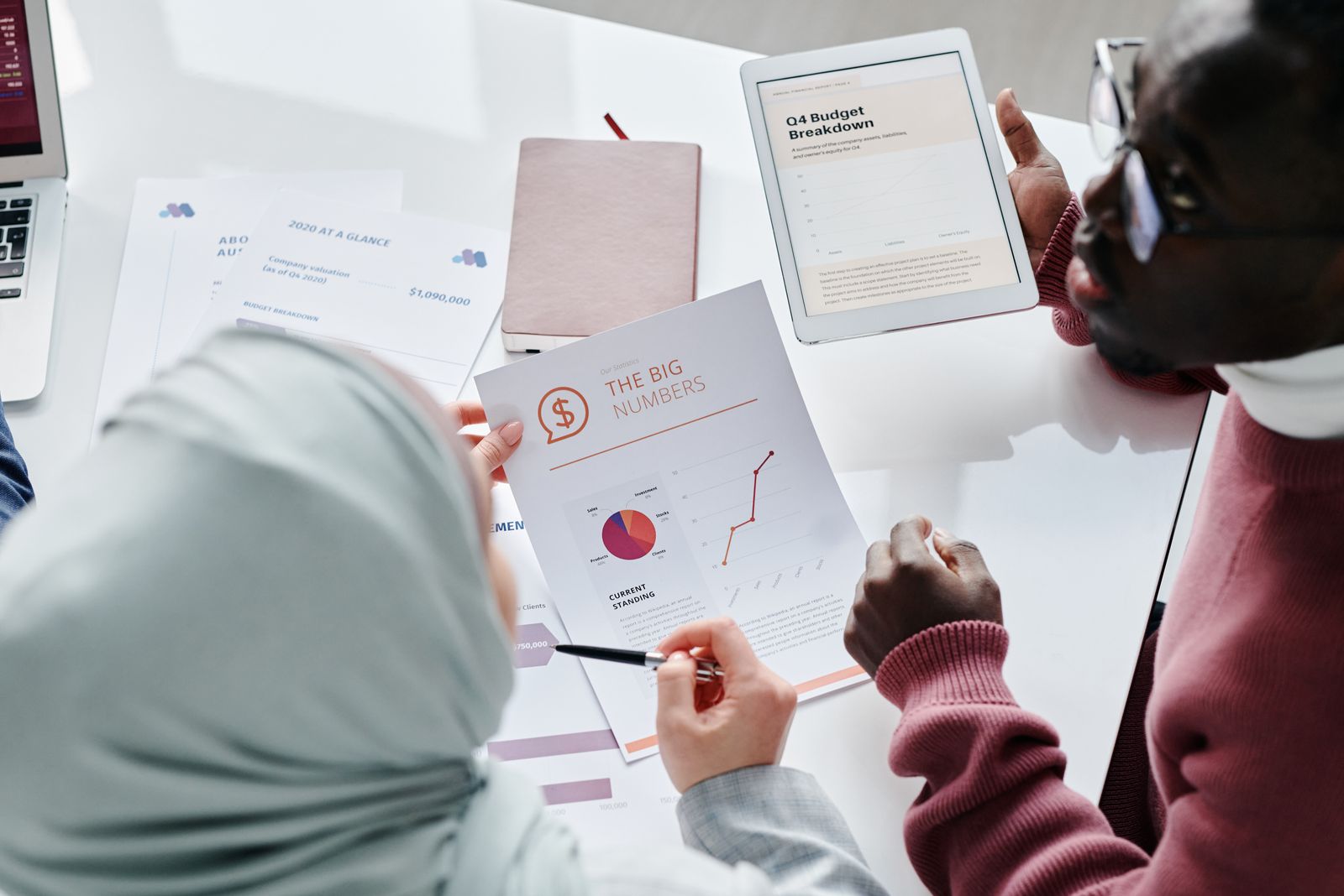 Illustrative image: reviewing indicators and reports.