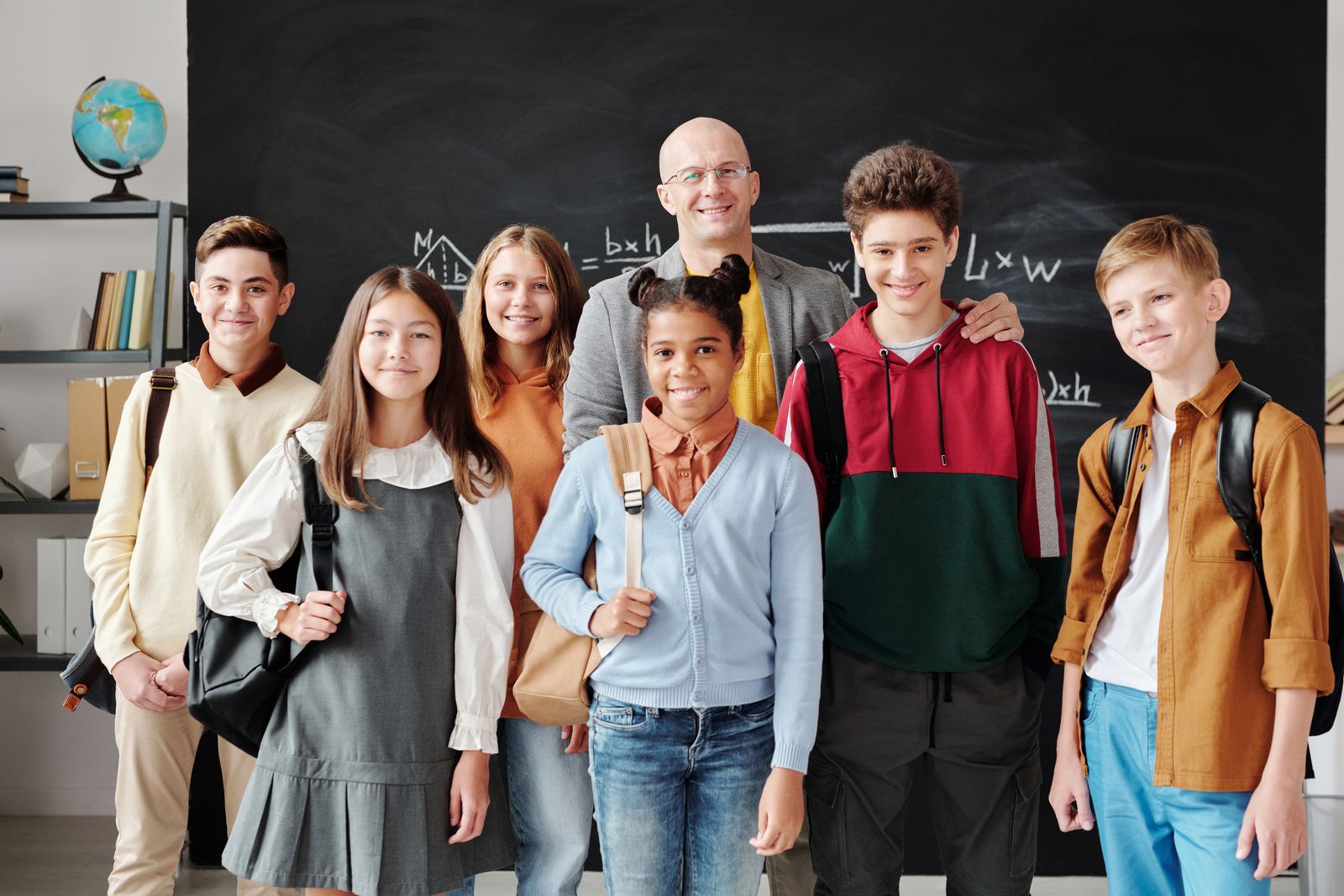 Imagen ilustrativa: comunidad educativa reunida en el aula.